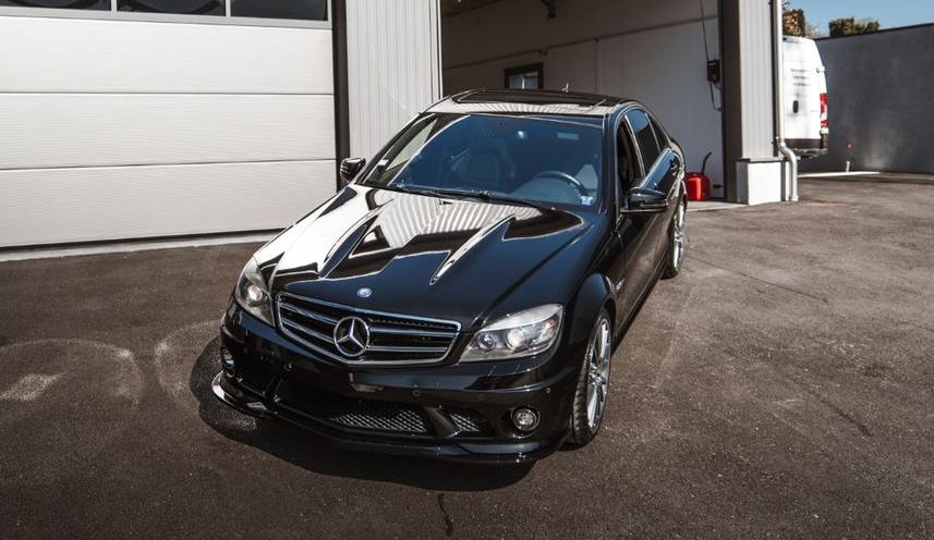 alt="Mercedes C63 AMG en detailing complet avec film de protection carrosserie PPF"